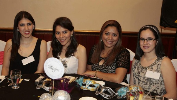 Reunión para brindar por la futura esposa