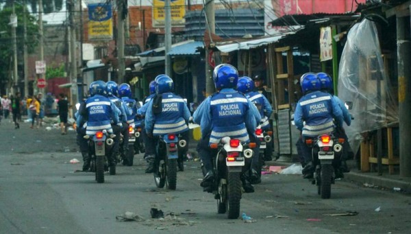 Militares y policía desalojan a manifestantes de las principales vías de Honduras