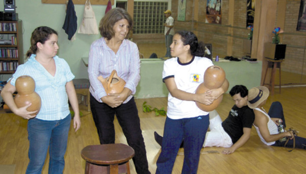 'Bajo el almendro... junto al volcán” al teatro