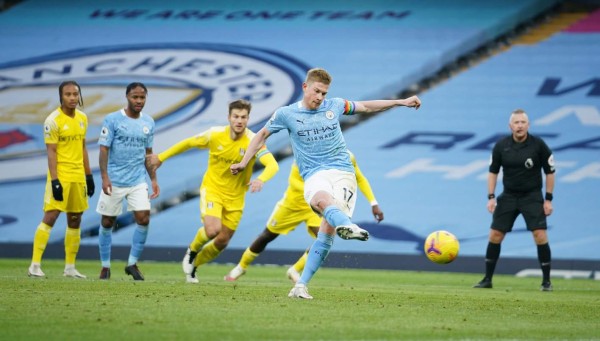 Kevin de Bruyne del Manchester City anotó el segundo gol de su equipo desde el punto de penalti.