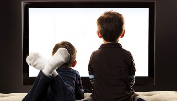 Niños miran muchos anuncios de alcohol