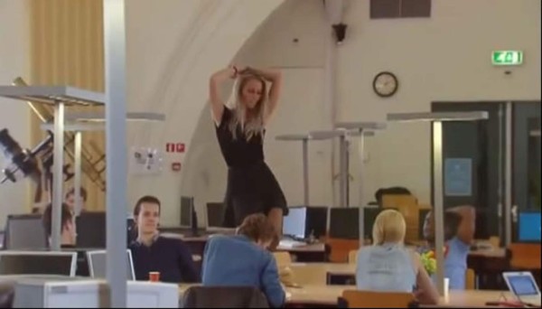 Video: Joven hace striptease dentro de una biblioteca