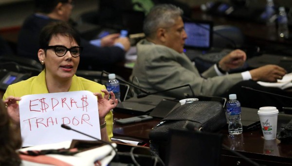 Beatriz Valle tilda de 'traidor” a Esdras en sesión del Congreso
