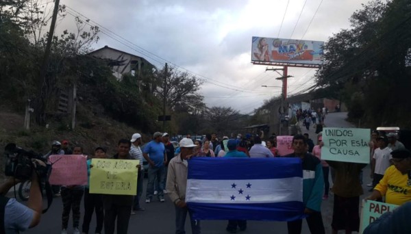 Policía dispersa toma de carretera con bombas lacrimógenas en Tegucigalpa