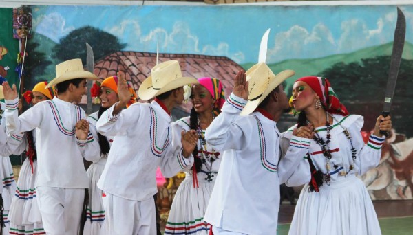 Mas de 60 cuadros de danza le dieron el toque al gran pereke