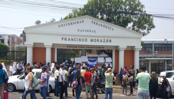 Estudiantes de la UPN salen a protestar contra decreto aprobado en Educación