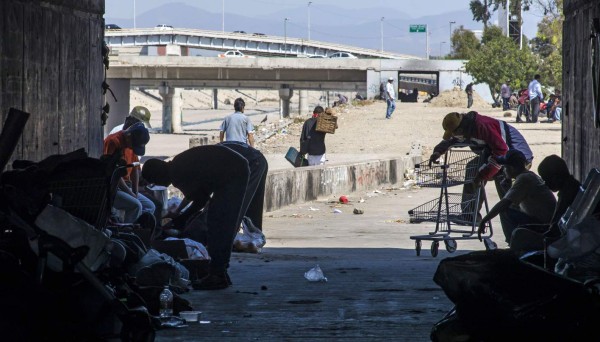 Migrantes deportados viven en canal de aguas negras en Tijuana 