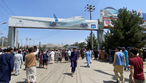 Diplomáticos y otros extranjeros esperan en el aeropuerto de Kabul su evacuación  