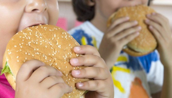 Niño de 8 años va en auto por una hamburguesa en EUA