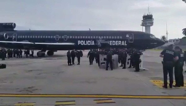 México envía dos aviones con policías a la frontera para interceptar caravana de migrantes