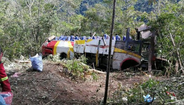 Al menos 17 muertos al chocar y caer por un barranco un autobús en Bolivia