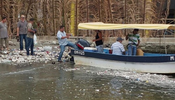 Basura de Guatemala inunda playas de Omoa y Puerto Cortés