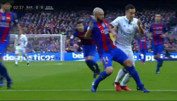 ¡Polémica! El penal que no le pitaron en el inicio del clásico al Real Madrid