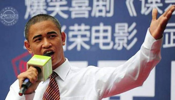 Chino se hace famoso por ser casi idéntico a Barack Obama