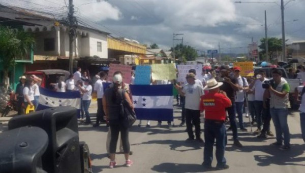 Policía dispersa protesta de maestros y médicos en Tegucigalpa