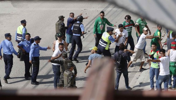 ¡Penoso! Barras se agarran a pedradas previo al clásico