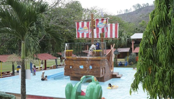 Manantiales de agua fresca encantan a turistas en Santa Bárbara