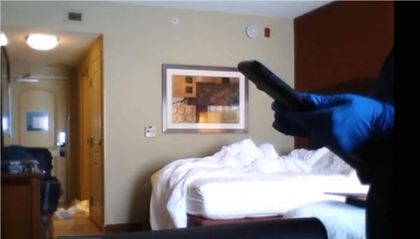 Una empleada de limpieza de un hotel en EUA fue sorprendida mediante cámara oculta tocando las pertenencias de un cliente. Foto YouTube.