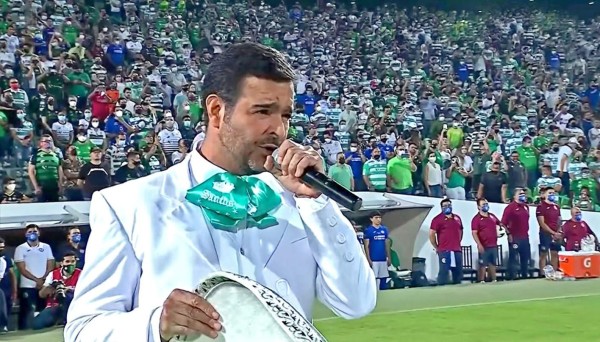Pablo Montero podría ser sancionado por alterar la letra del himno de México