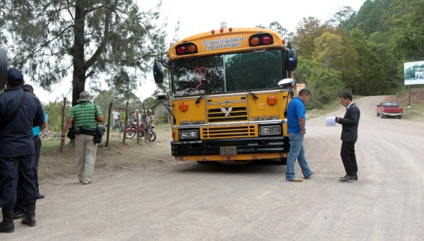 De tres balazos matan a mujer dentro de un autobús