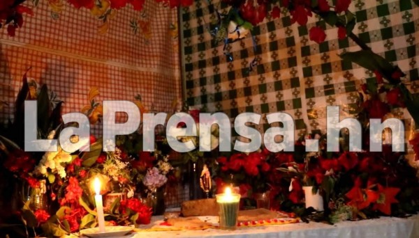 La foto muestra la supuesta imagen de la Virgen en el medio de un altar al que la familia impide acercarse hasta que no se compruebe la veracidad de la figura.