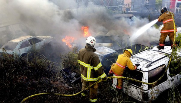 Incendian terreno de la Fiscalía y se queman 35 carros decomisados