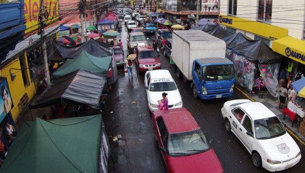 Comerciantes del centro impotentes por ocupación de las aceras y calles