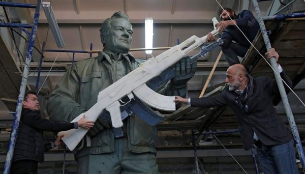 El AK-47 y su creador tendrán su estatua en el centro de Moscú