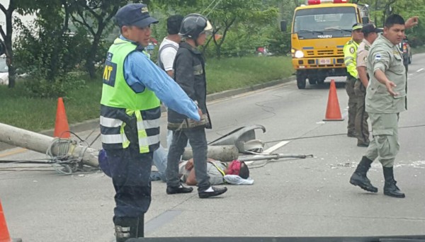 Dos obreros se caen de un poste del tendido eléctrico en San Pedro Sula