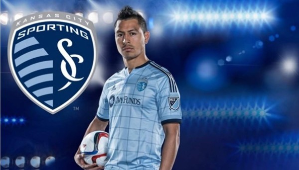 Roger Espinoza modela uniforme del Sporting Kansas City