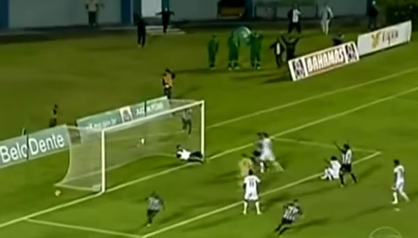 Vídeo: Un masajista evita un gol en Brasil