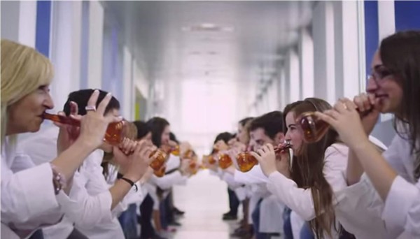 Un centenar de científicos españoles participaron en la grabación del divertido video para recaudar fondos que les permita continuar la investigación de curas del cáncer, el mal de Alzheimer y la diabetes. Foto YouTube.