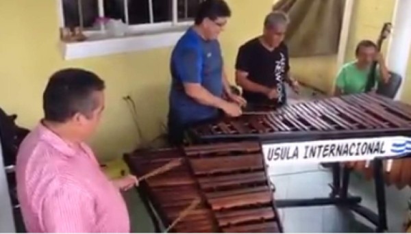 La Marimba Usula se une a la moda de 'La Bicicleta'
