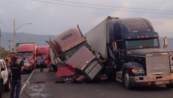 Colisión entre cuatro rastras deja un muerto en Amarateca