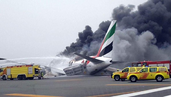 Por qué se incendió avión de Emirates al aterrizar en Dubái