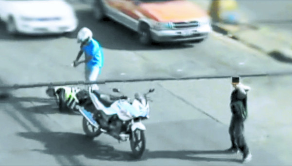 Indignación por asesinato de policía registrado en video