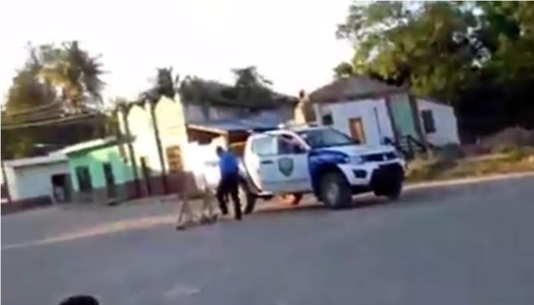 Insólito: Policía corta la 'potra' a jóvenes en Santa Bárbara