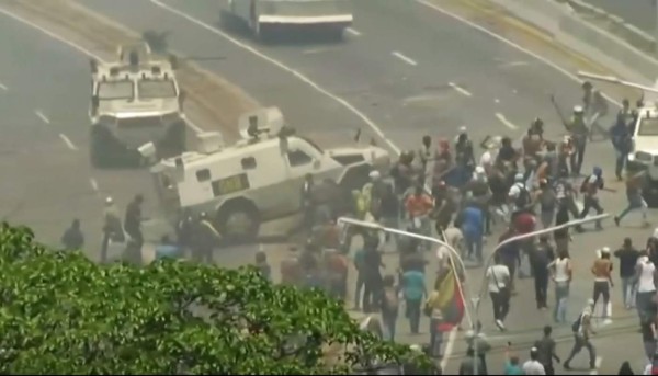 Ofensiva de Guaidó intenta deponer a Nicolás Maduro