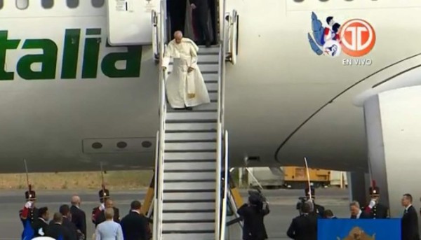 El Papa Francisco llega a Panamá entre ovaciones de miles de fieles
