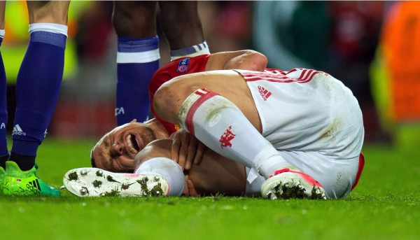 VIDEO: La impactante lesión de Ibrahimovic en la Europa League