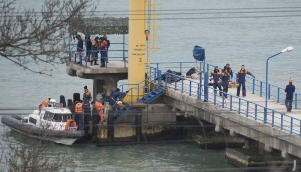 Encuentran trozos del avión ruso siniestrado a 27 metros de profundidad