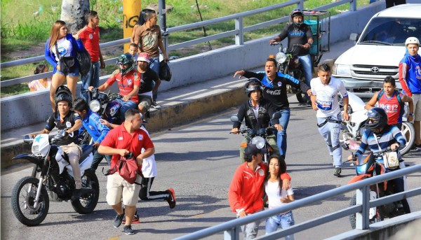 Barras de Motagua y Olimpia arman caos afuera del Nacional