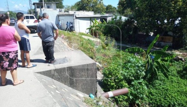 A orilla de aguas residuales dejan cuerpo de hombre asesinado en SPS