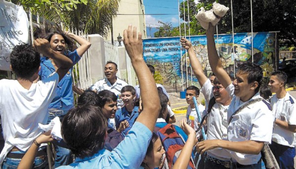 Arman protesta frente a Dirección de Educación