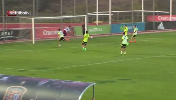 VIDEO: Casillas y su tapadón a Fábregas en entrenamiento de España