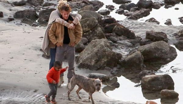 Charlize Theron y Sean Penn de muchos besos en la playa