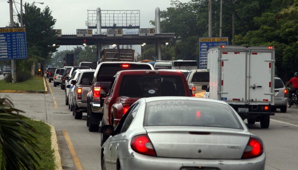 Frenan aumento al impuesto para importar carros