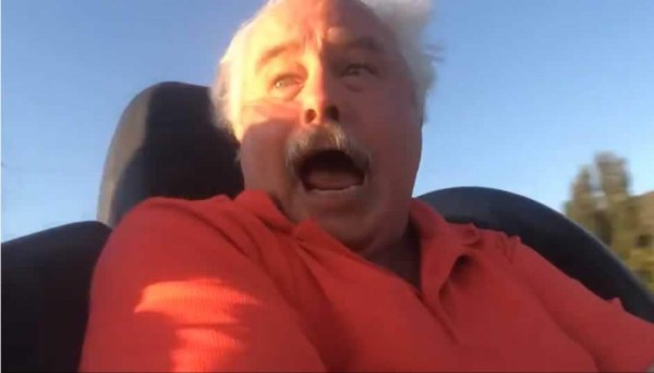 Reacción de un padre que se sube por primera vez a una montaña rusa