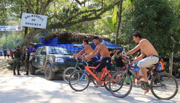Selvin Noé Ramos en la bicicleta naranja, Bryan Alvarado Guevara en la negra y el menor Jesús Fernando Roque al fondo de la imagen, llegan al balneario