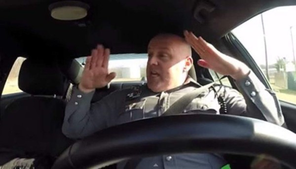 Video de policía cantando eufórico como Taylor Swift se vuelve viral